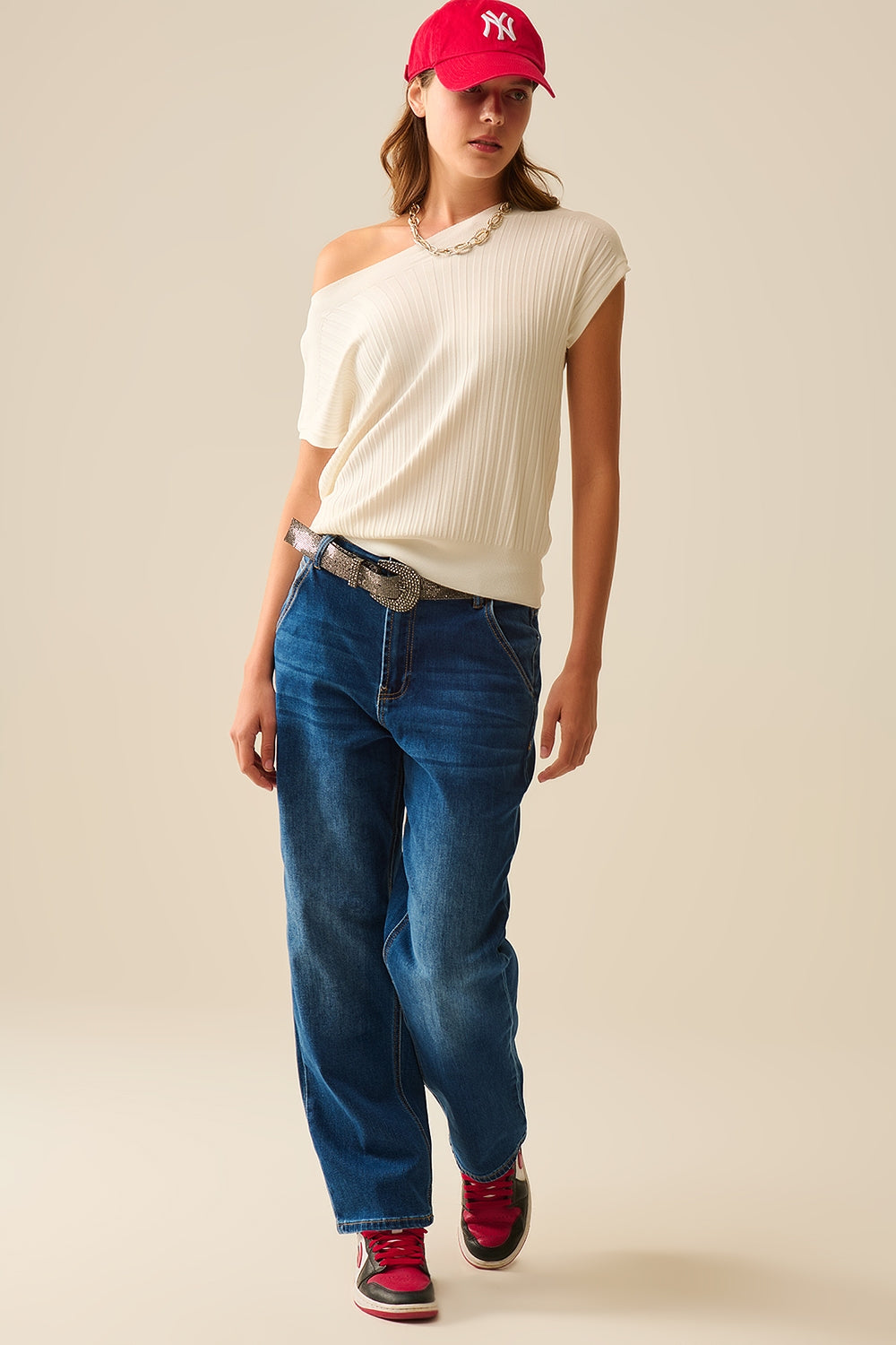 Camisola branca de malha fina com gola redonda