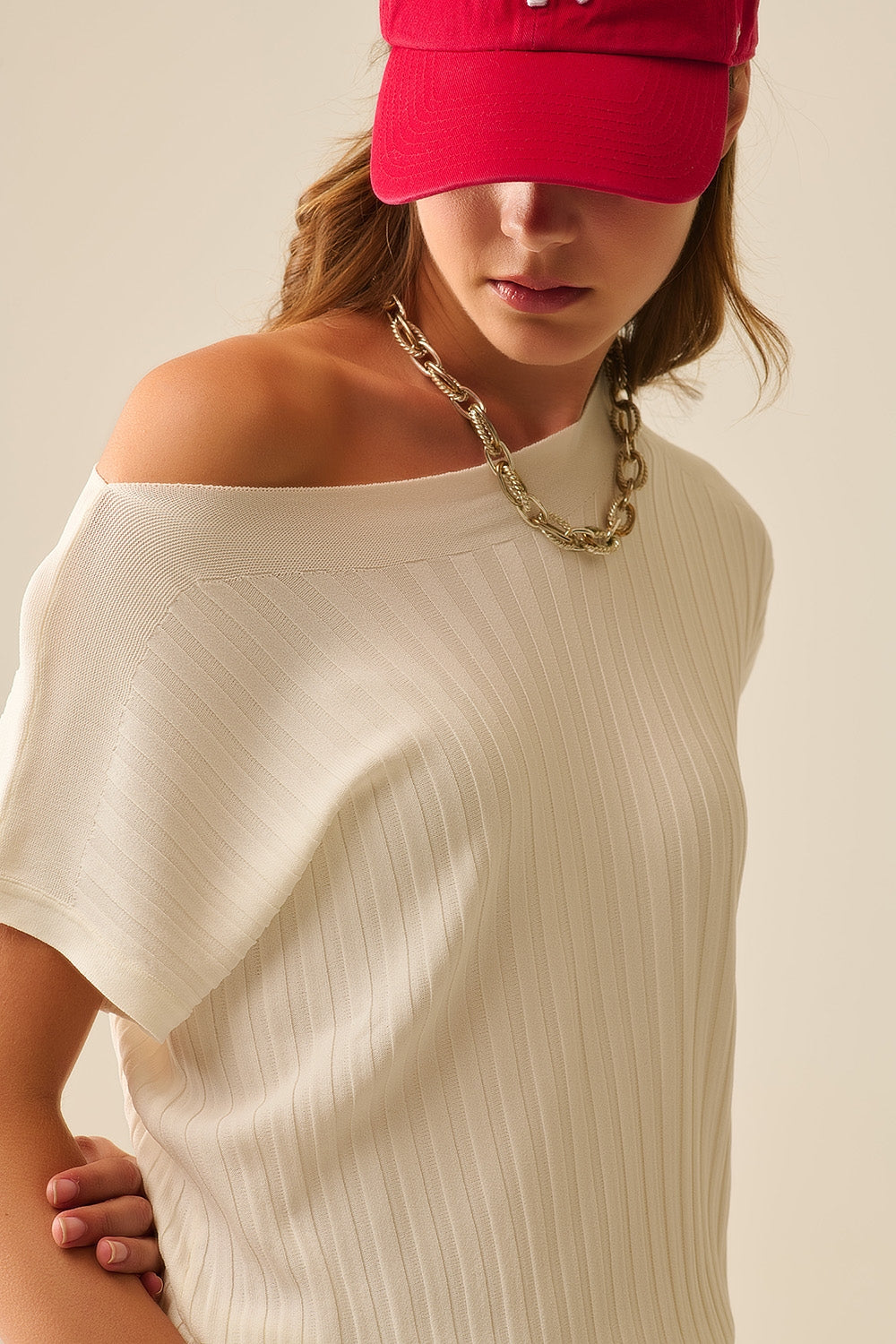 Camisola branca de malha fina com gola redonda