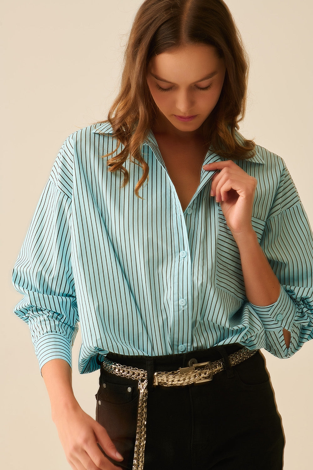 Camisa às riscas de tamanho grande com bolso no peito em preto e azul