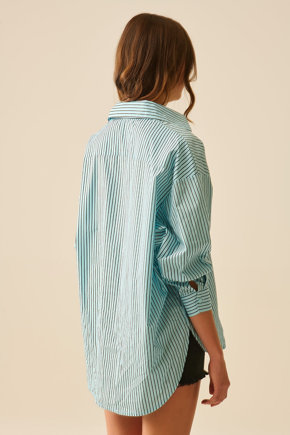Camisa às riscas de tamanho grande com bolso no peito em preto e azul
