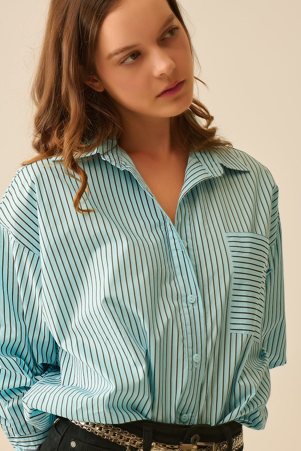 Camisa às riscas de tamanho grande com bolso no peito em preto e azul