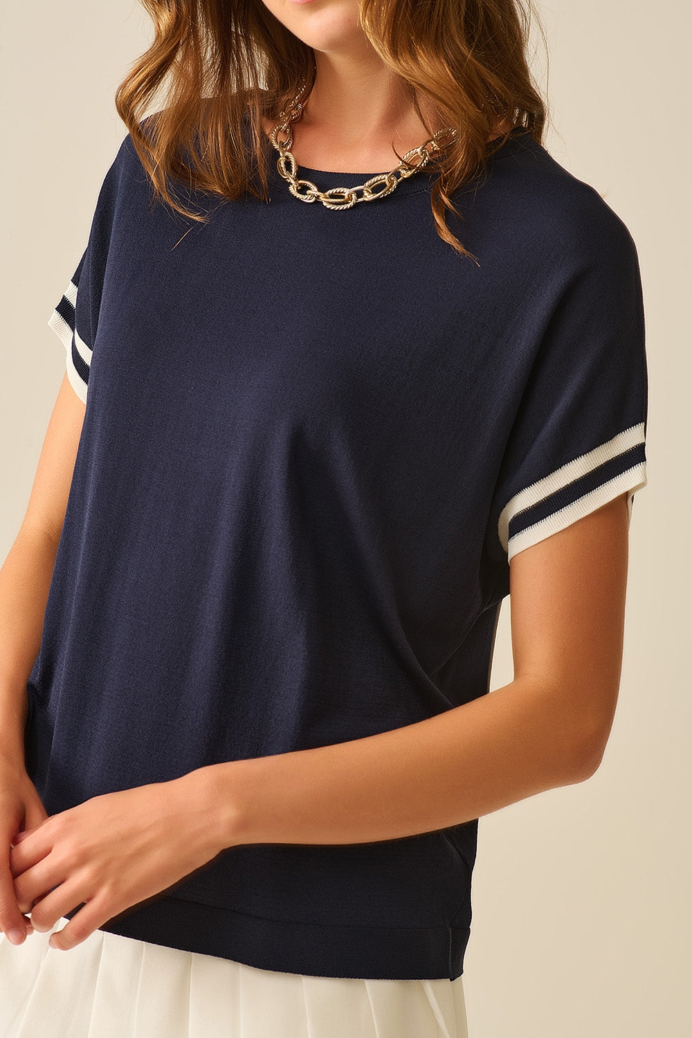 Camisola descontraída azul-marinho com pormenores brancos em contraste