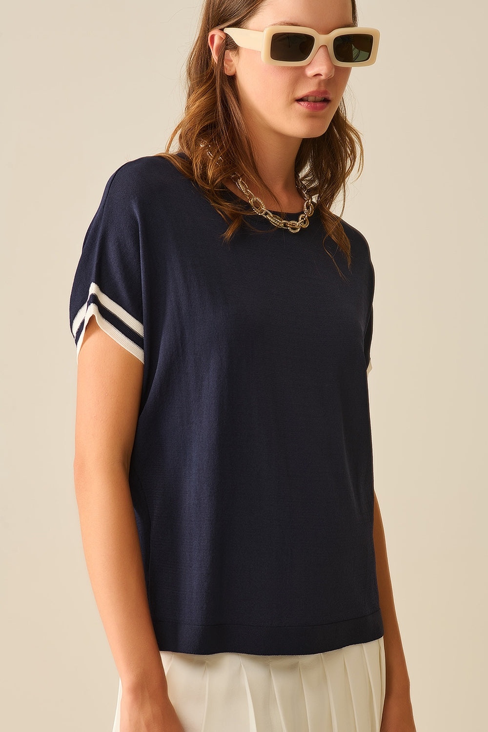 Camisola descontraída azul-marinho com pormenores brancos em contraste