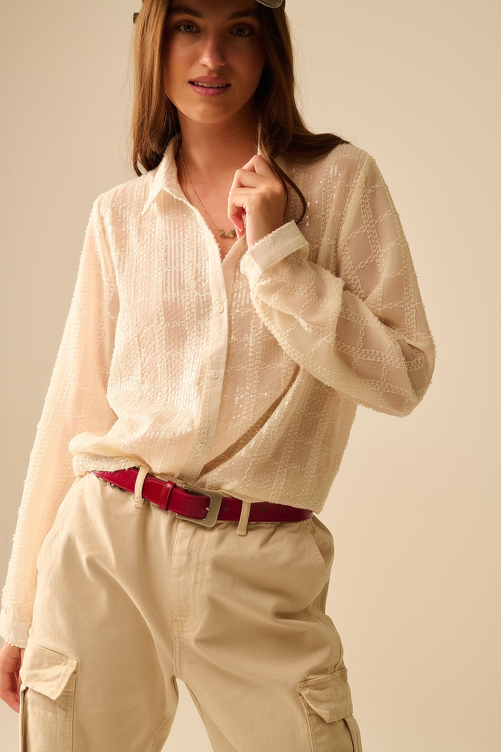 camisa de chiffon bege com pormenor de lantejoulas