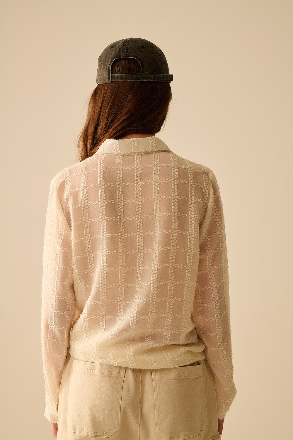 camisa de chiffon bege com pormenor de lantejoulas