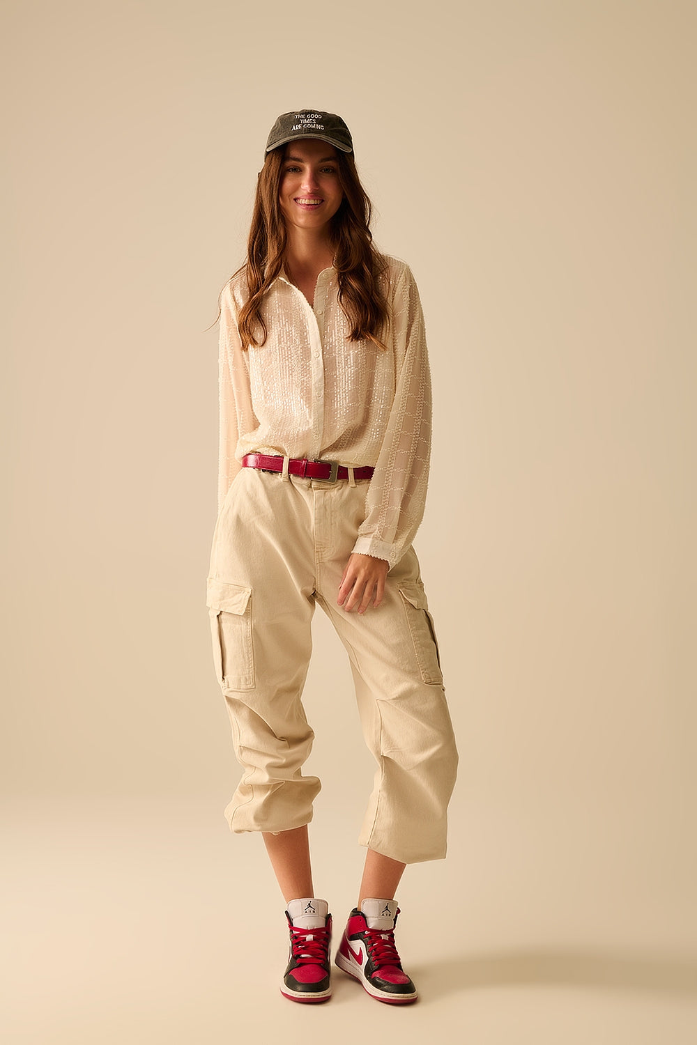 camisa de chiffon bege com pormenor de lantejoulas