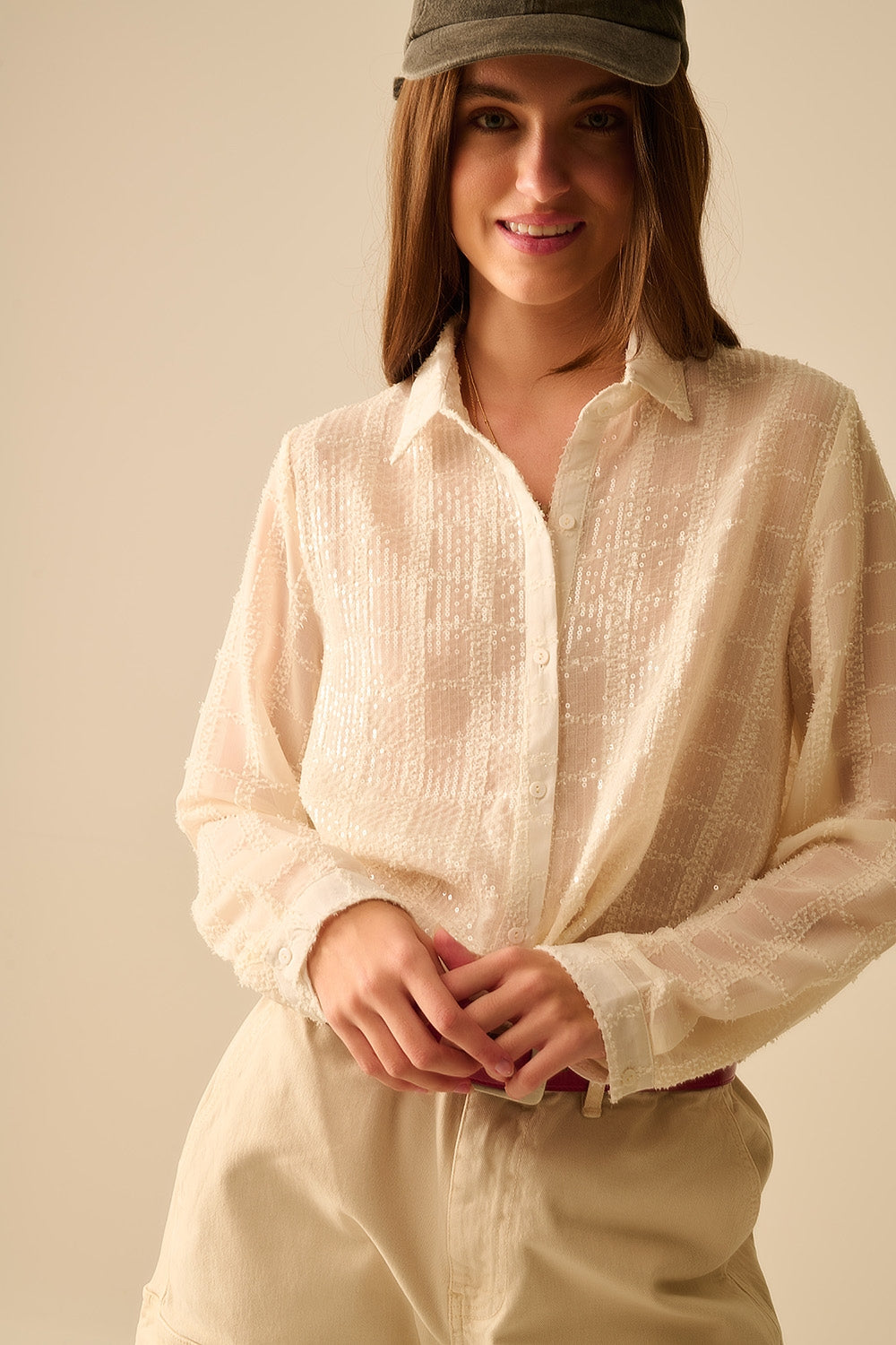 camisa de chiffon bege com pormenor de lantejoulas