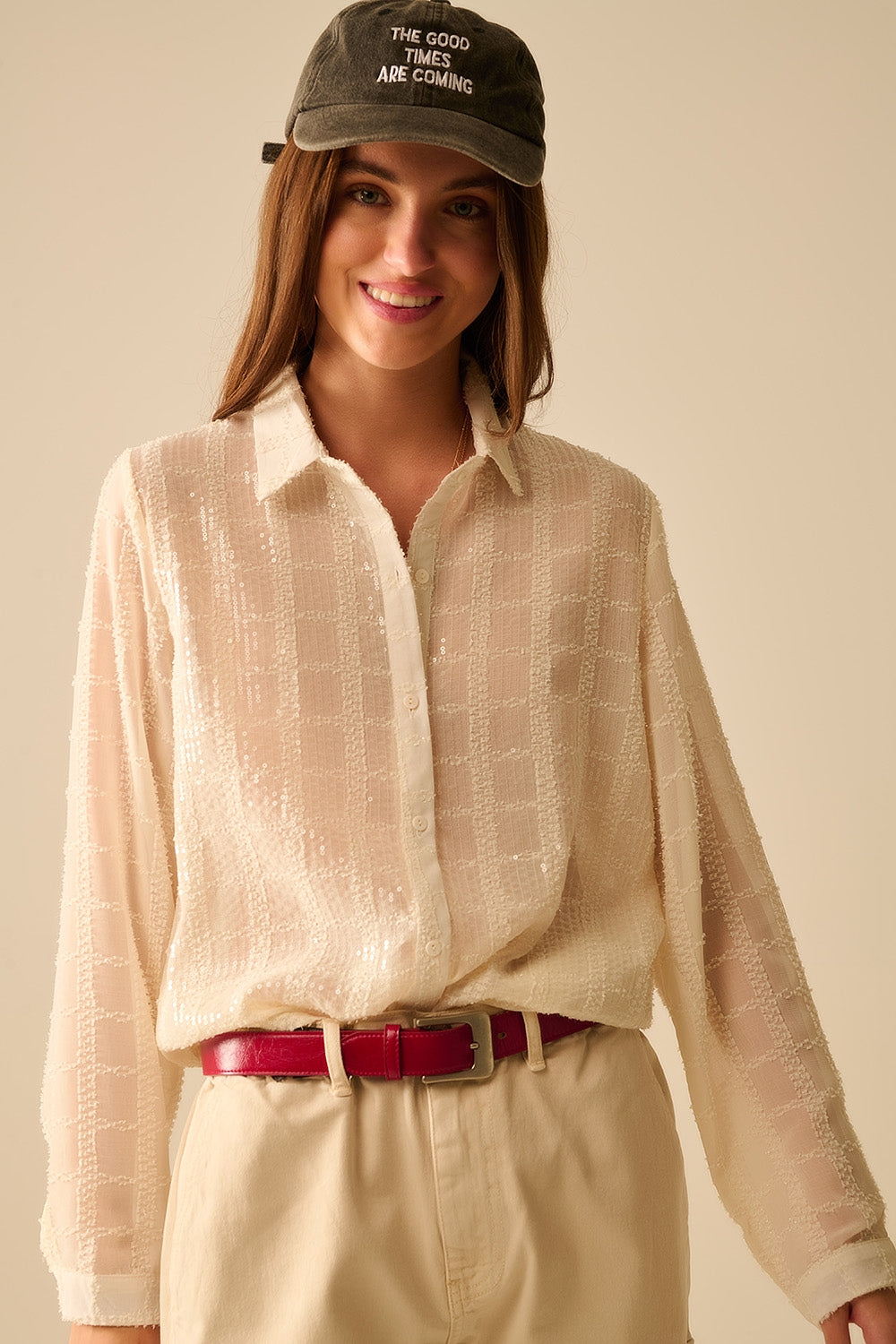 camisa de chiffon bege com pormenor de lantejoulas
