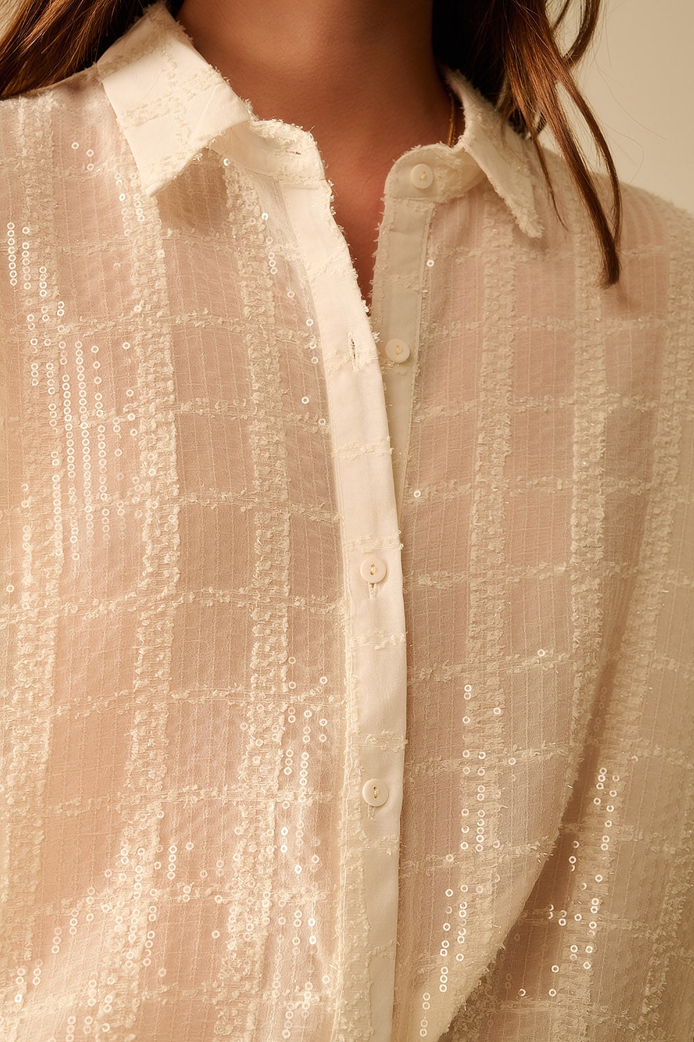 camisa de chiffon bege com pormenor de lantejoulas