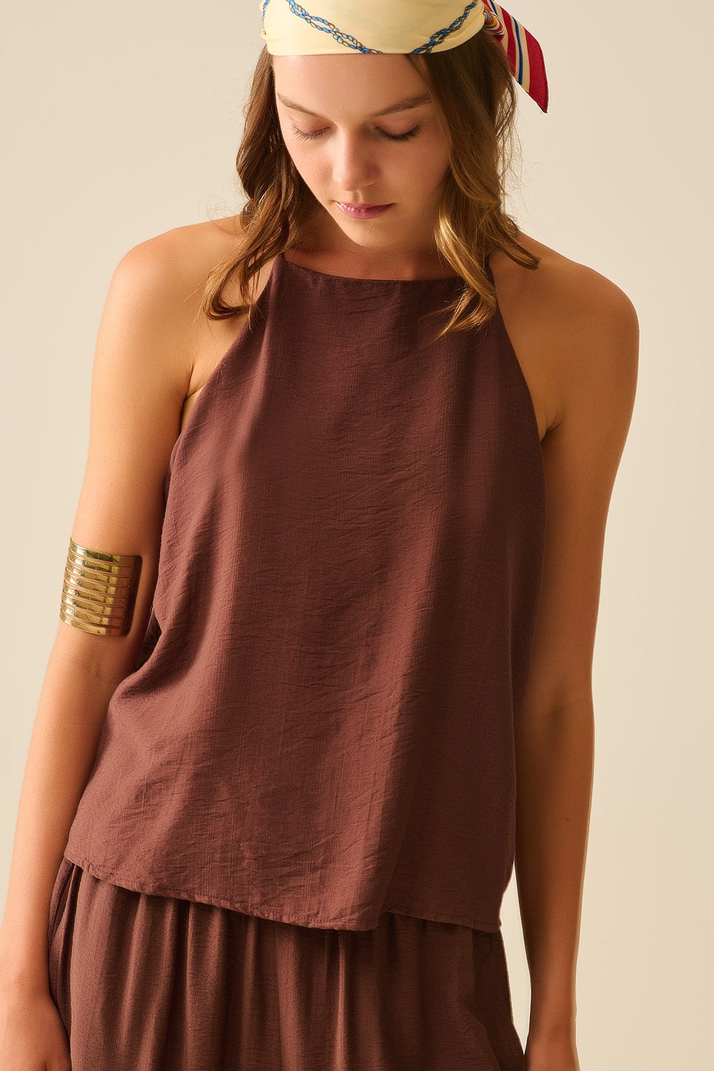 Top básico de verão com decote halter em marrom chocolate