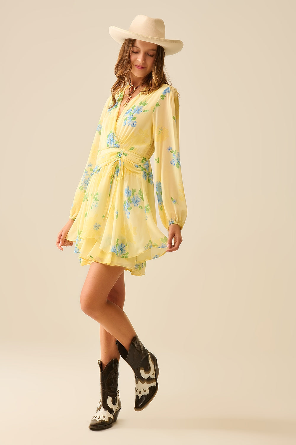 Minivestido amarelo-manteiga de primavera com folhos