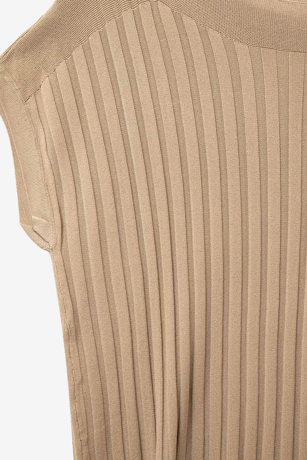 Camisola de malha de canelados finos com gola redonda