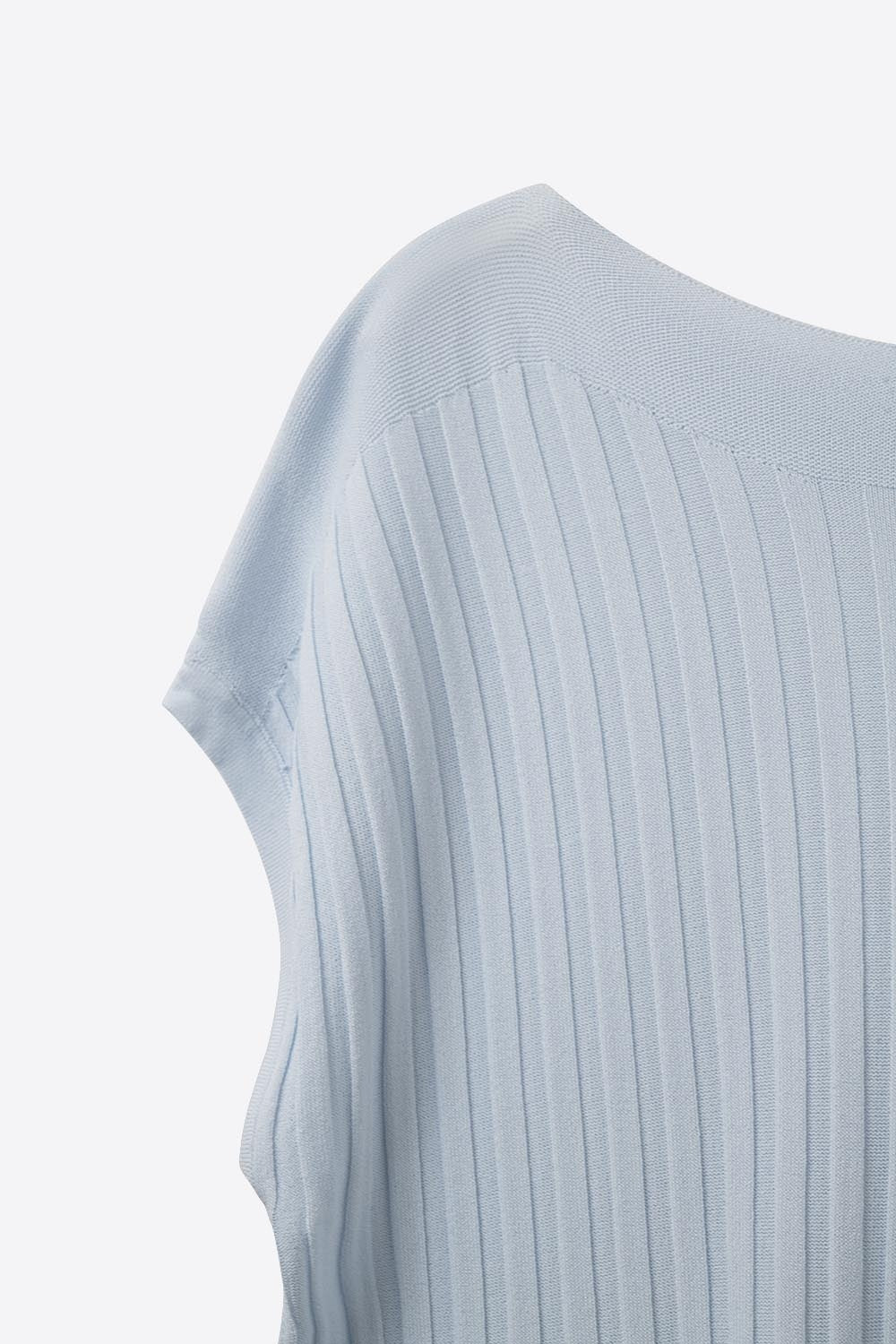 Camisola de malha de canelado fino azul claro com gola em barco