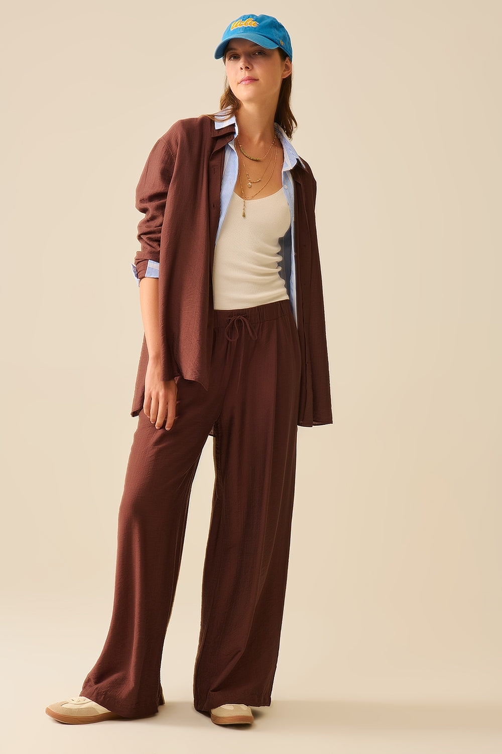 Camisa castanha de corte descontraído e mangas compridas