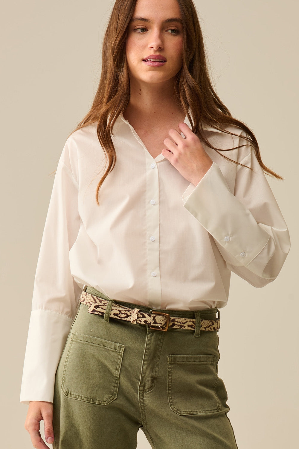 camisa de popelina branca com punhos extra largos