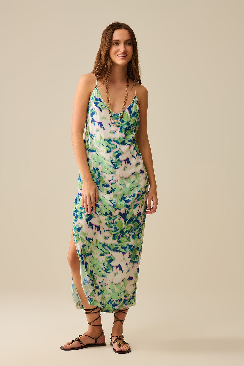 vestido comprido verde com estampado floral e decote largo nas costas