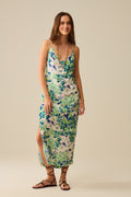 vestido comprido verde com estampado floral e decote largo nas costas