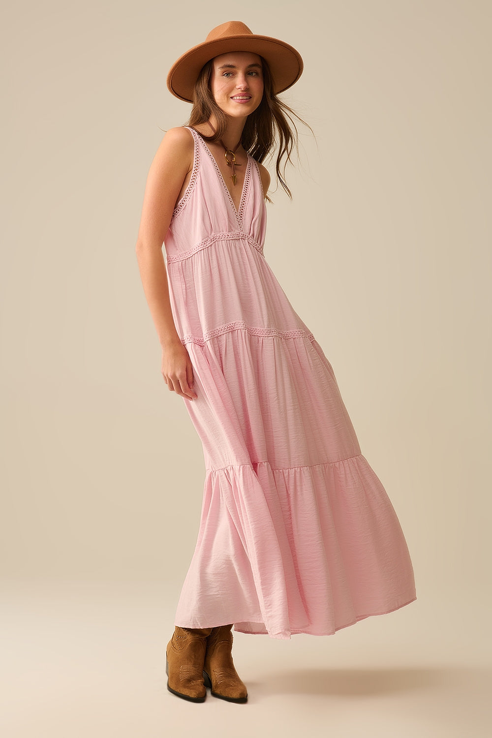Vestido maxi cor-de-rosa com pormenores em renda e estilo boho