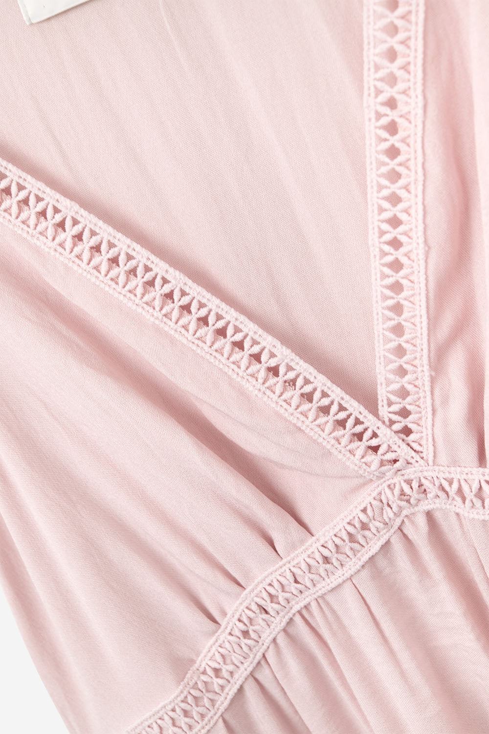 Vestido maxi cor-de-rosa com pormenores em renda e estilo boho
