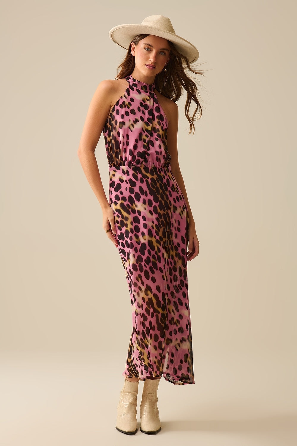 Vestido midi com decote haltere cruzado em rosa e preto com estampado animal