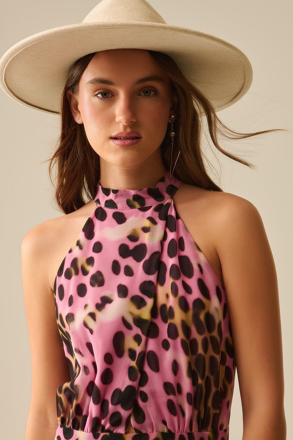 Vestido midi com decote haltere cruzado em rosa e preto com estampado animal