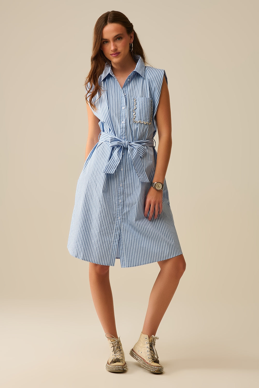 Vestido de camisa sem mangas com cinto e bolso bordado
