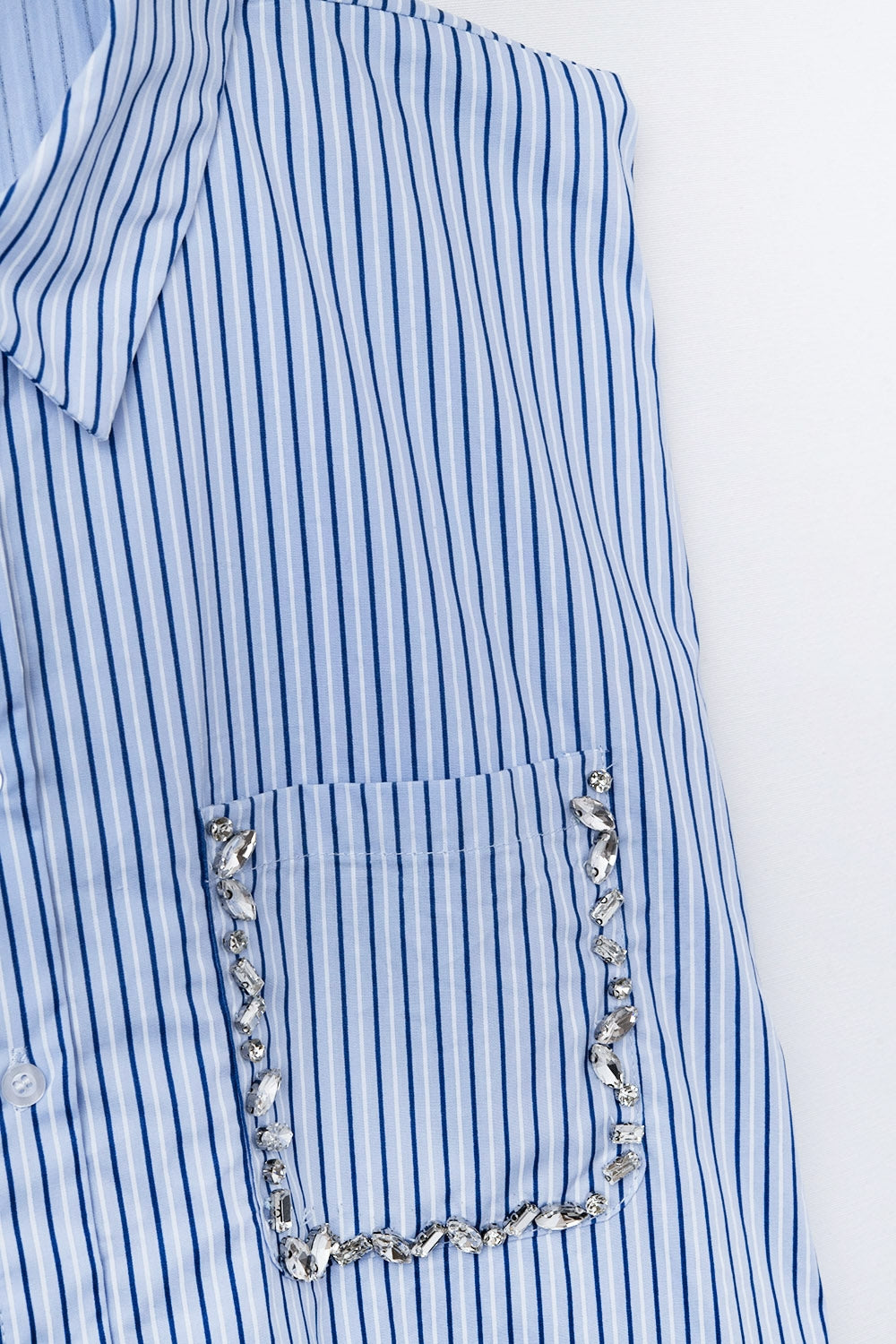 Vestido de camisa sem mangas com cinto e bolso bordado