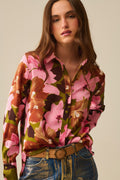 Camisa com acabamento em cetim e flores tropicais em verde azeitona