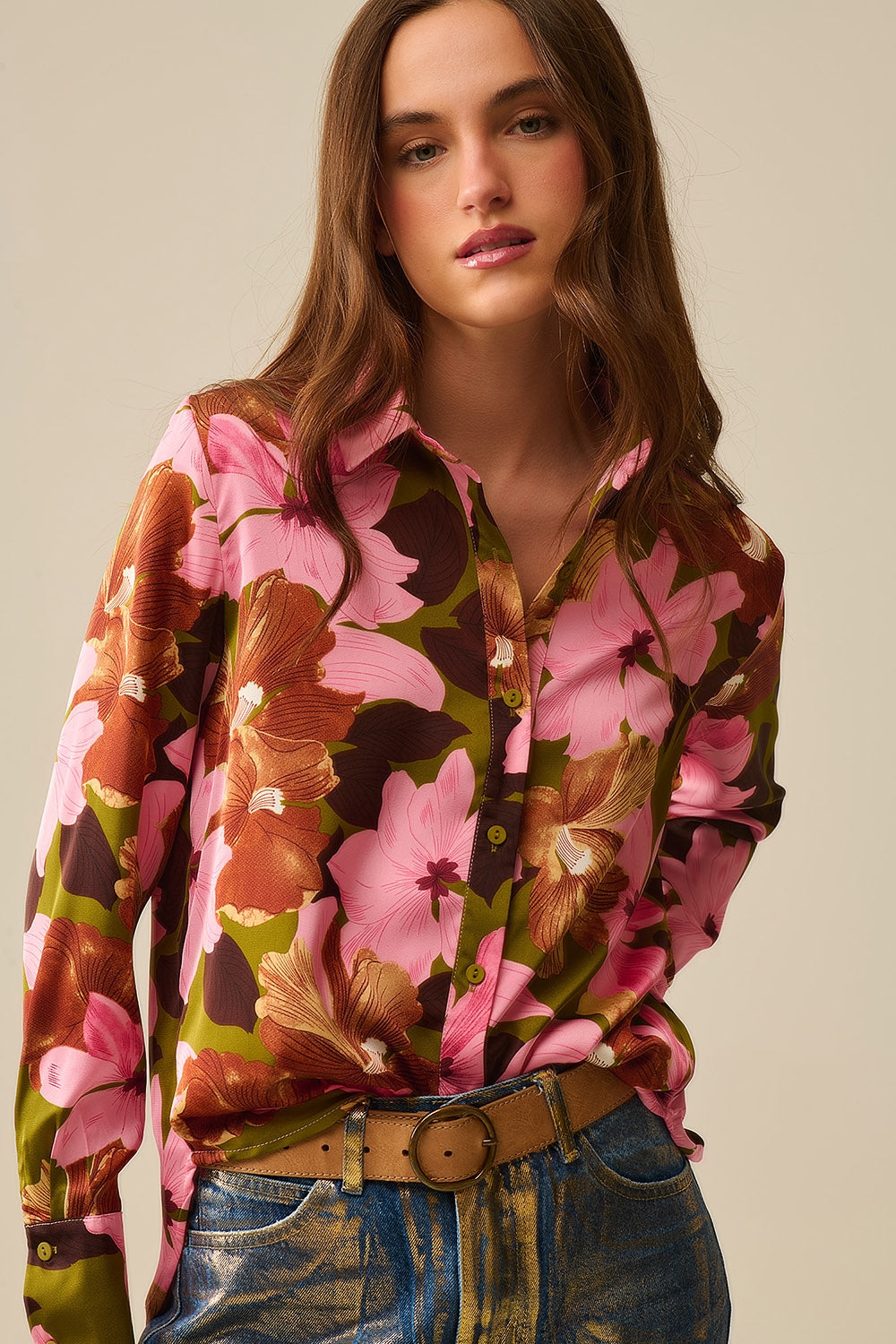 Camisa com acabamento em cetim e flores tropicais em verde azeitona