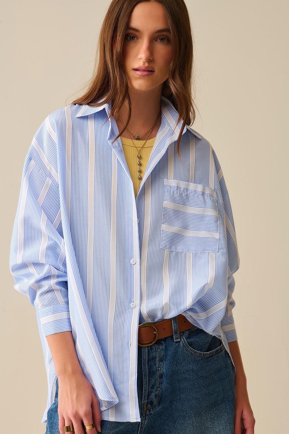Camisa às riscas azul e branca de corte descontraído com laço nas costas