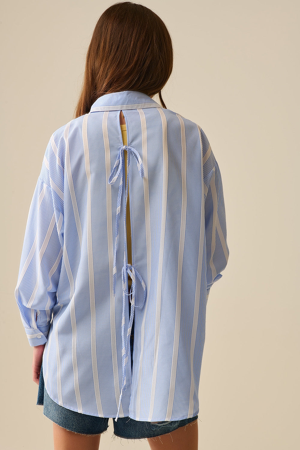 Camisa às riscas azul e branca de corte descontraído com laço nas costas