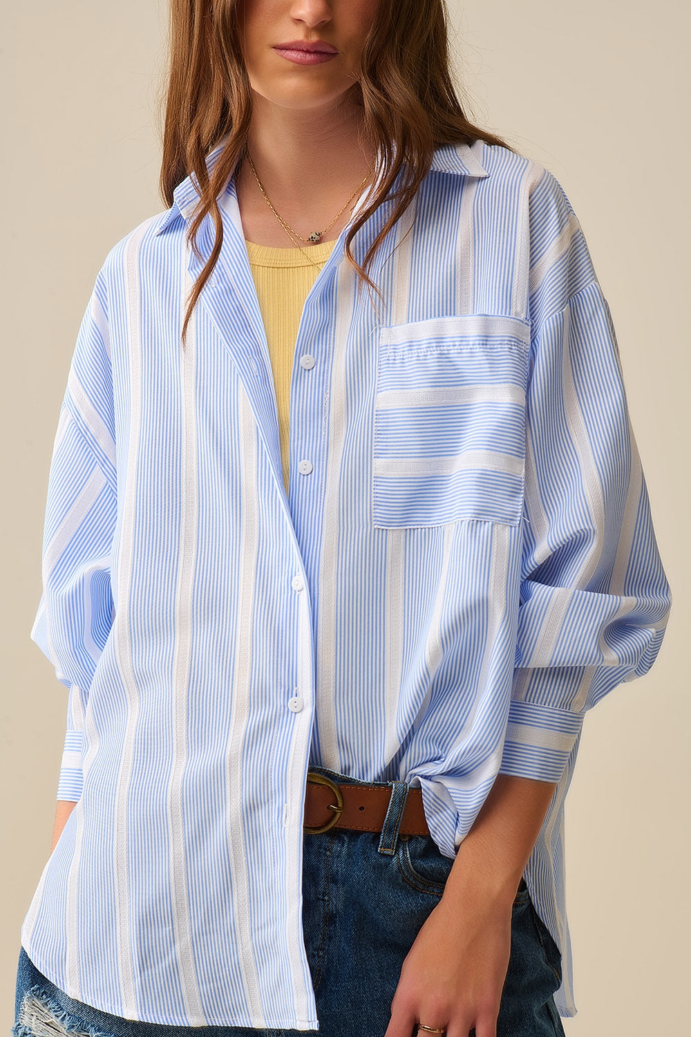 Camisa às riscas azul e branca de corte descontraído com laço nas costas