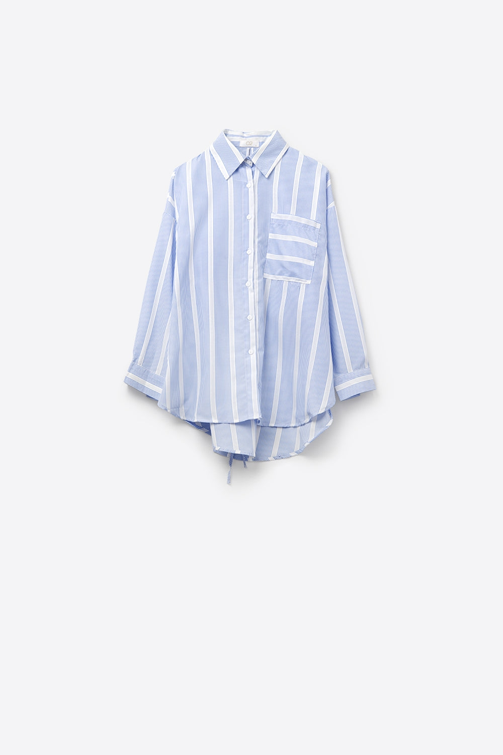 Camisa às riscas azul e branca de corte descontraído com laço nas costas