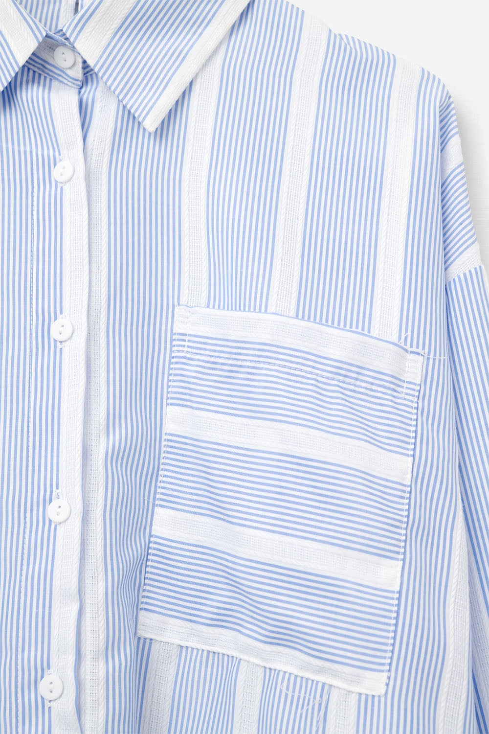 Camisa às riscas azul e branca de corte descontraído com laço nas costas