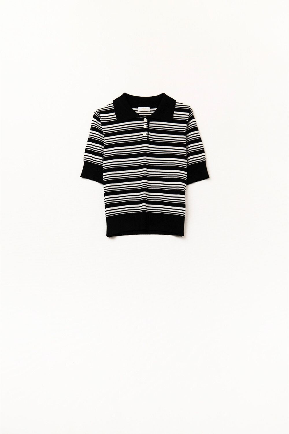 Camisola às riscas pretas e brancas com gola polo