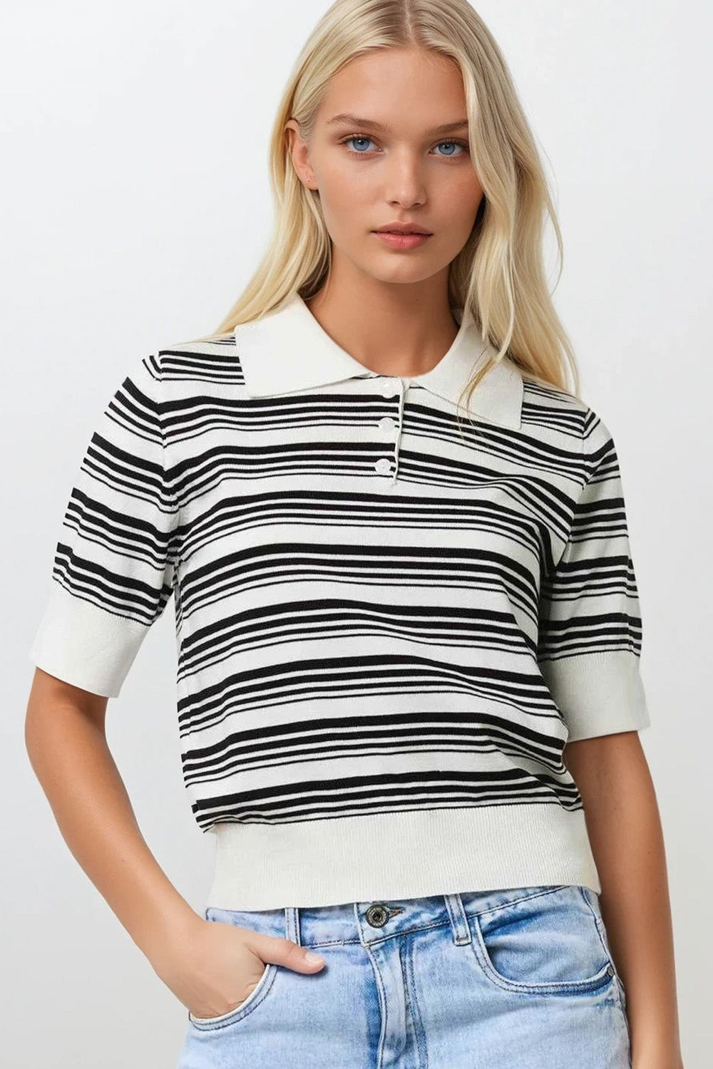 Camisola às riscas brancas e pretas com gola polo