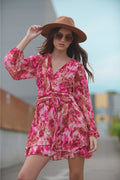 Vestido com decote em V com estampado abstrato e faixa na cintura
