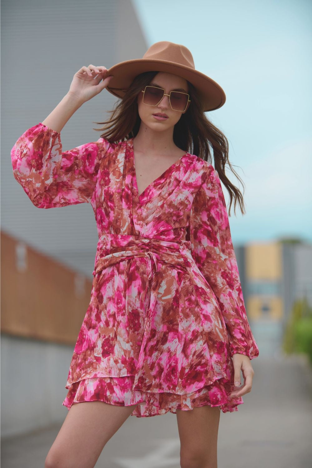 Vestido com decote em V com estampado abstrato e faixa na cintura