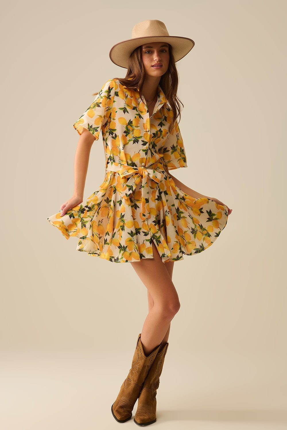 Vestido romântico com cintura e estampa de limão e mangas curtas