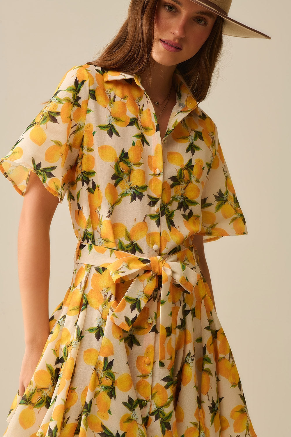 Vestido romântico com cintura e estampa de limão e mangas curtas