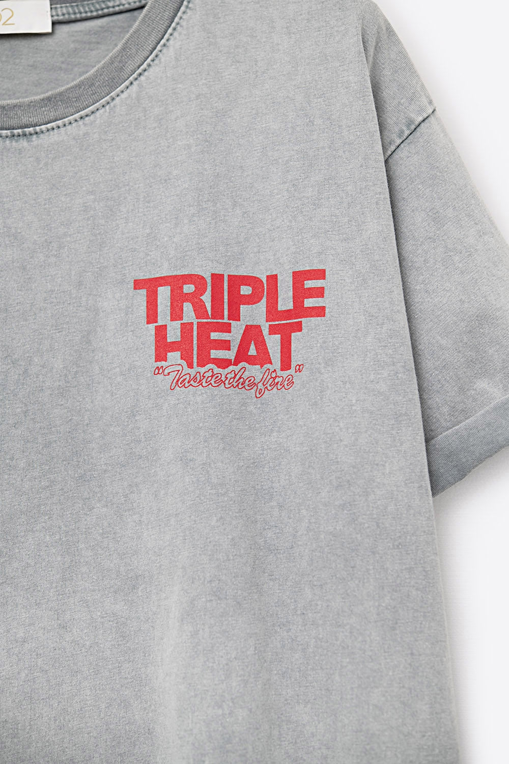 T-shirt de manga curta TRIPLE HEAT LOGO em cinzento lavado de corte descontraído