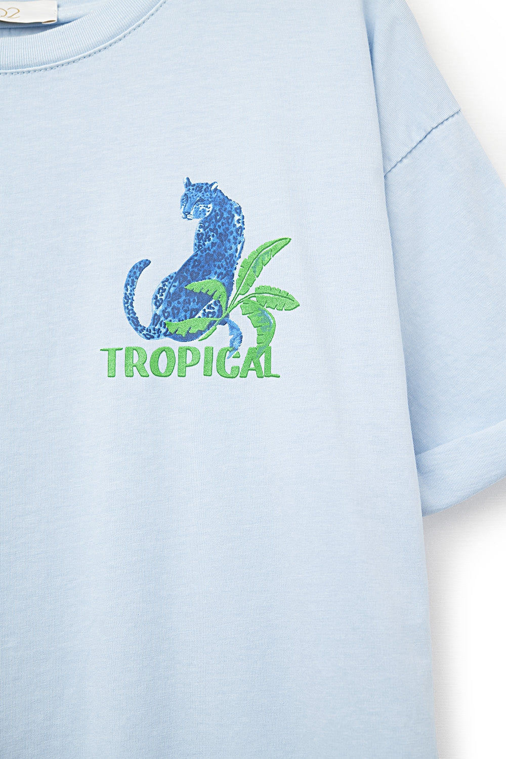 Camiseta azul feita na Itália com estampa gráfica tropical