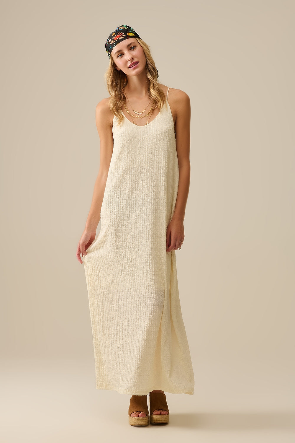 Vestido maxi com alças e brilhantes nas costas em creme