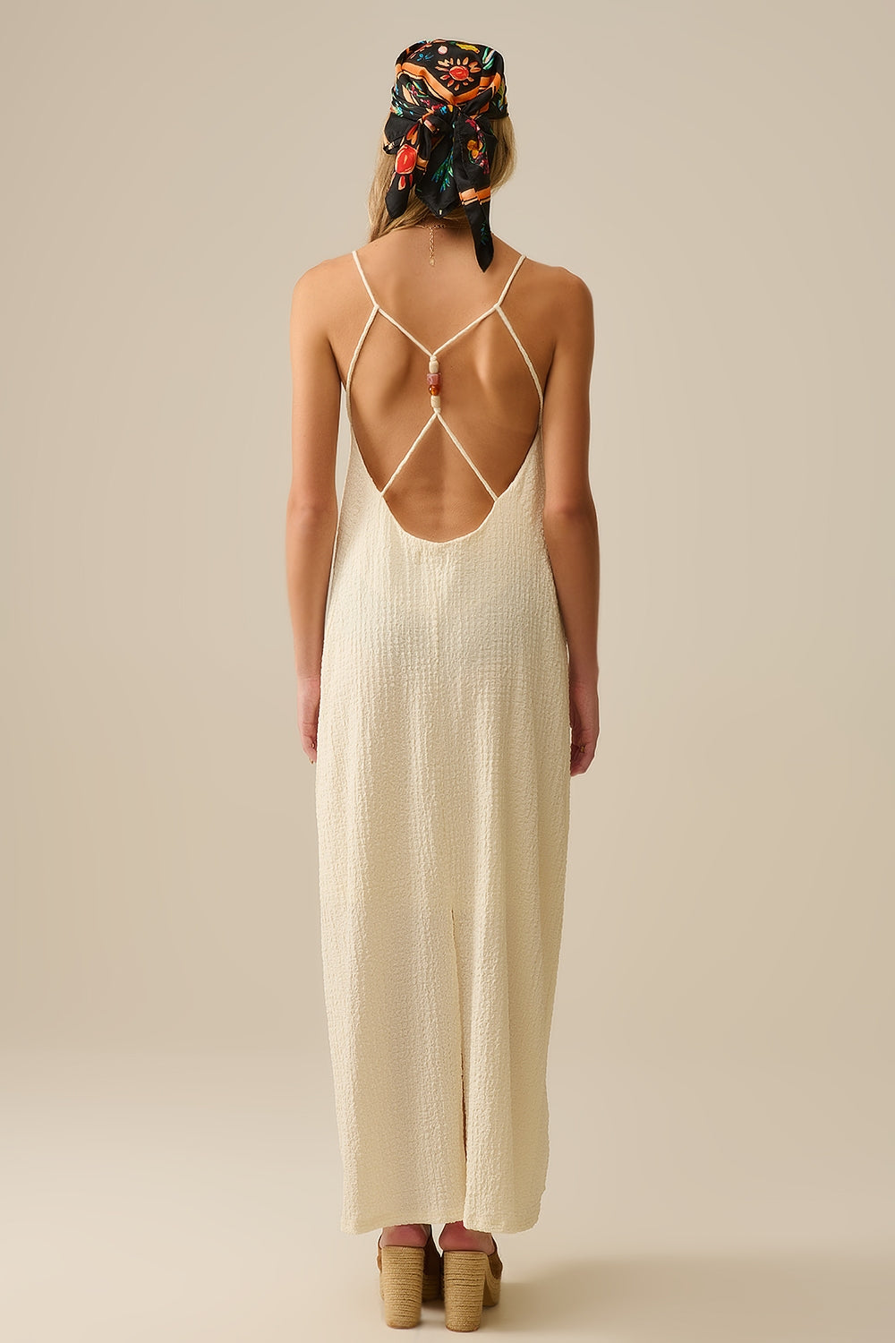 Vestido maxi com alças e brilhantes nas costas em creme