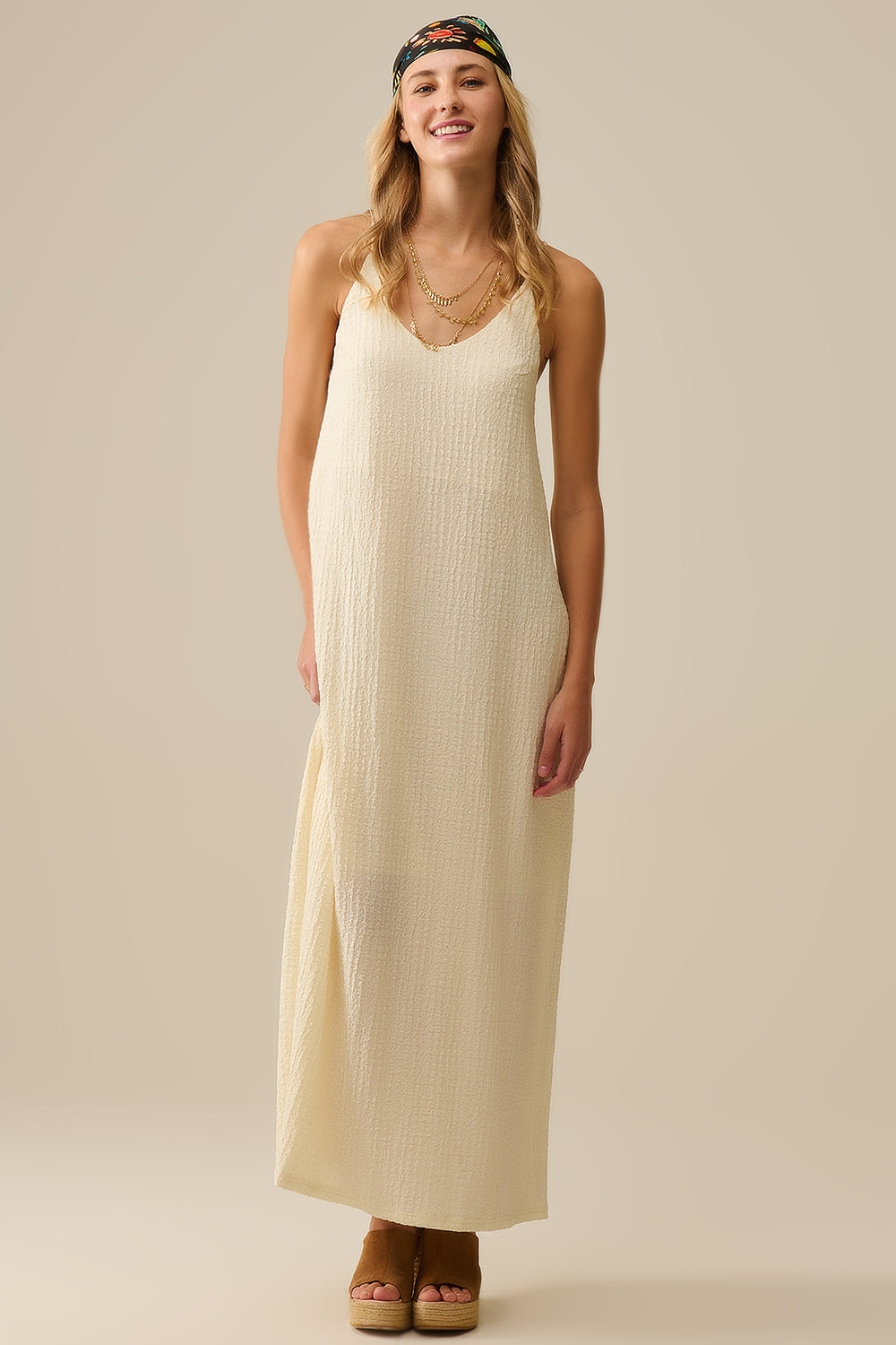Vestido maxi com alças e brilhantes nas costas em creme