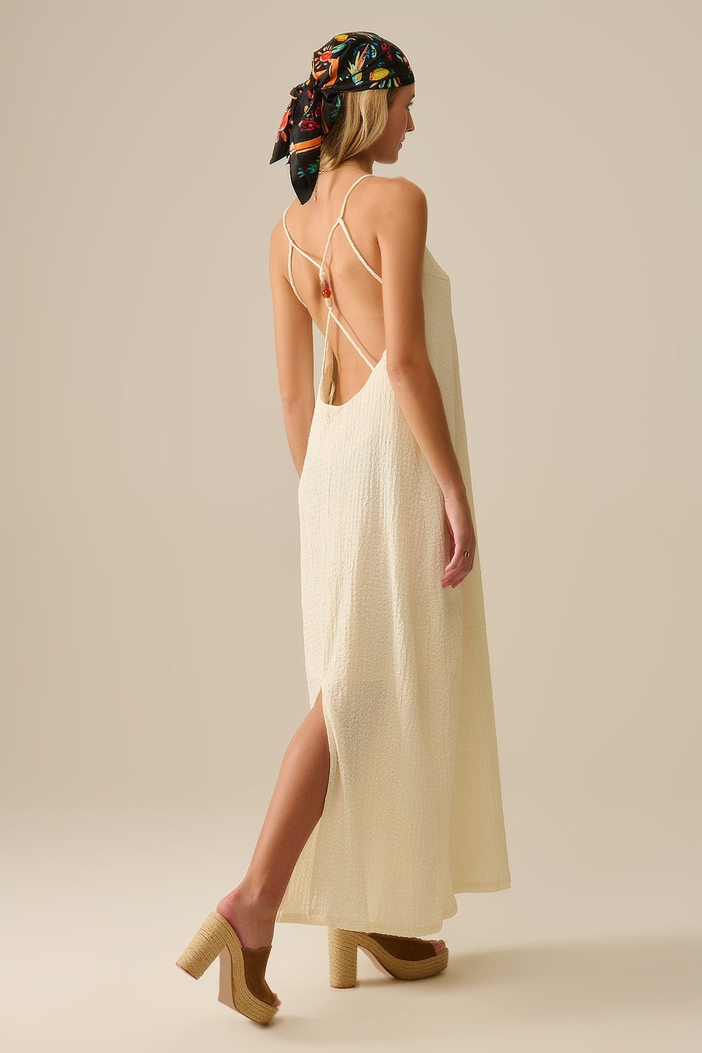 Vestido maxi com alças e brilhantes nas costas em creme