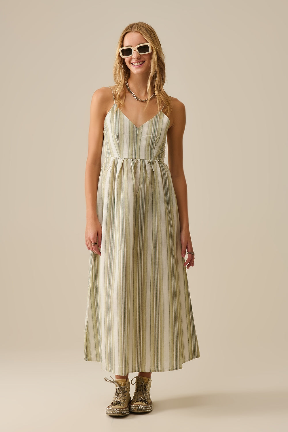 Vestido com decote em V às riscas em verde