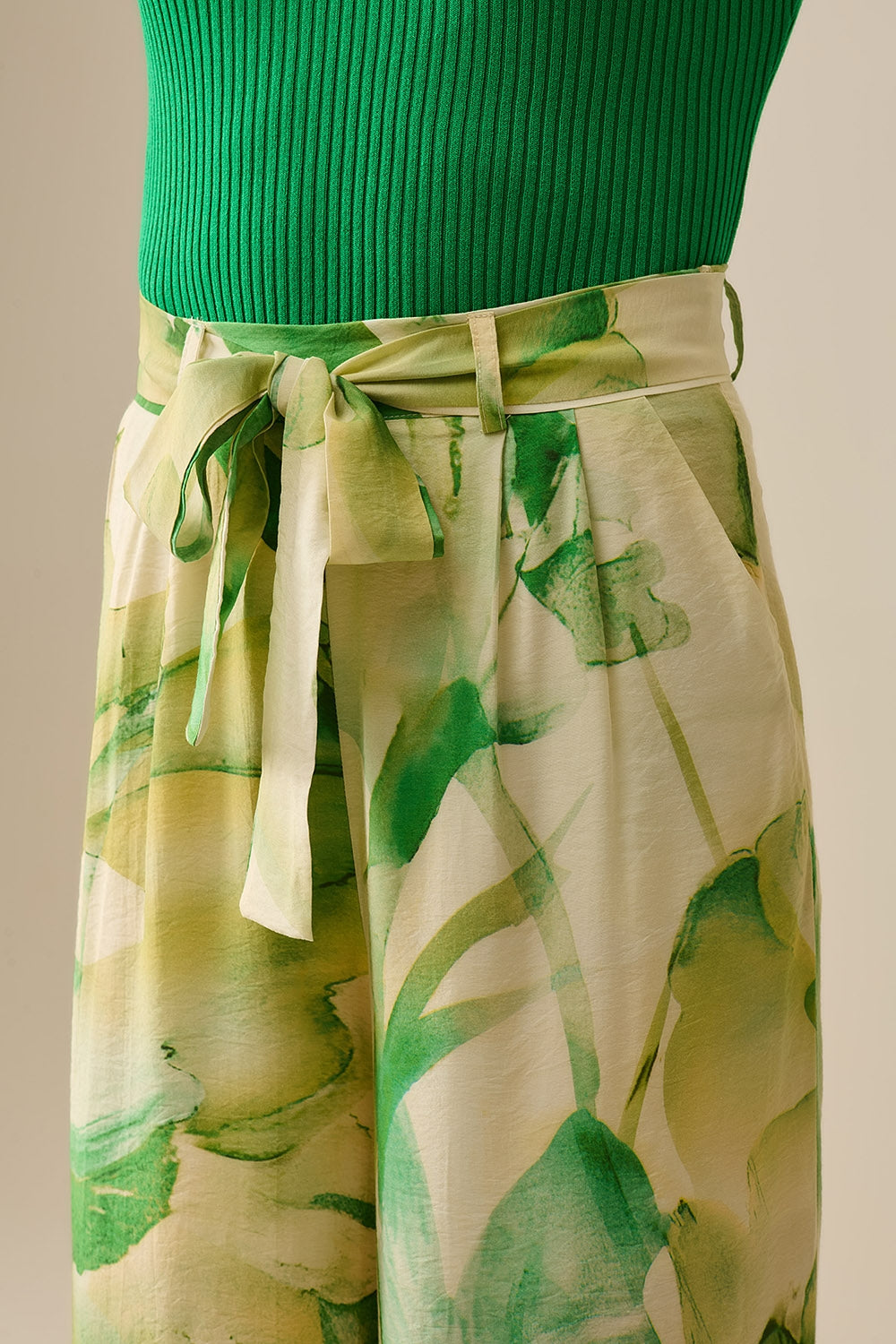 Calças de perna larga com estampado verde aguarela