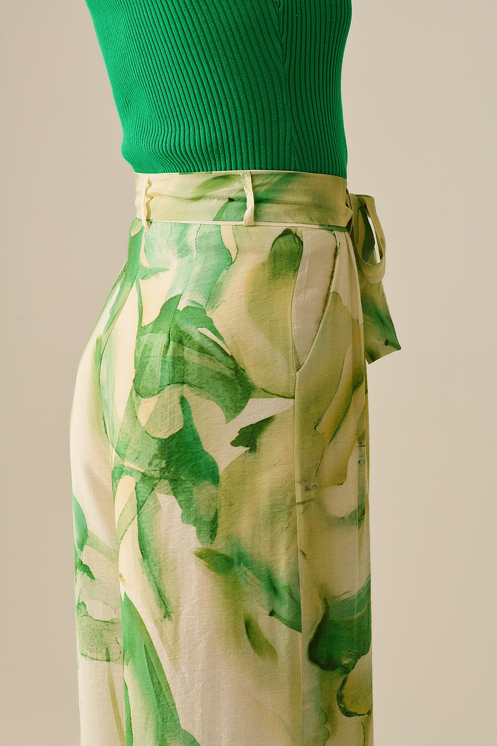 Calças de perna larga com estampado verde aguarela