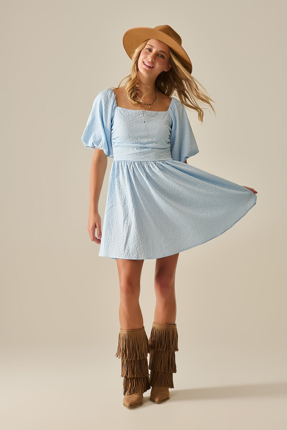Mini vestido de manga folhada com textura em azul claro
